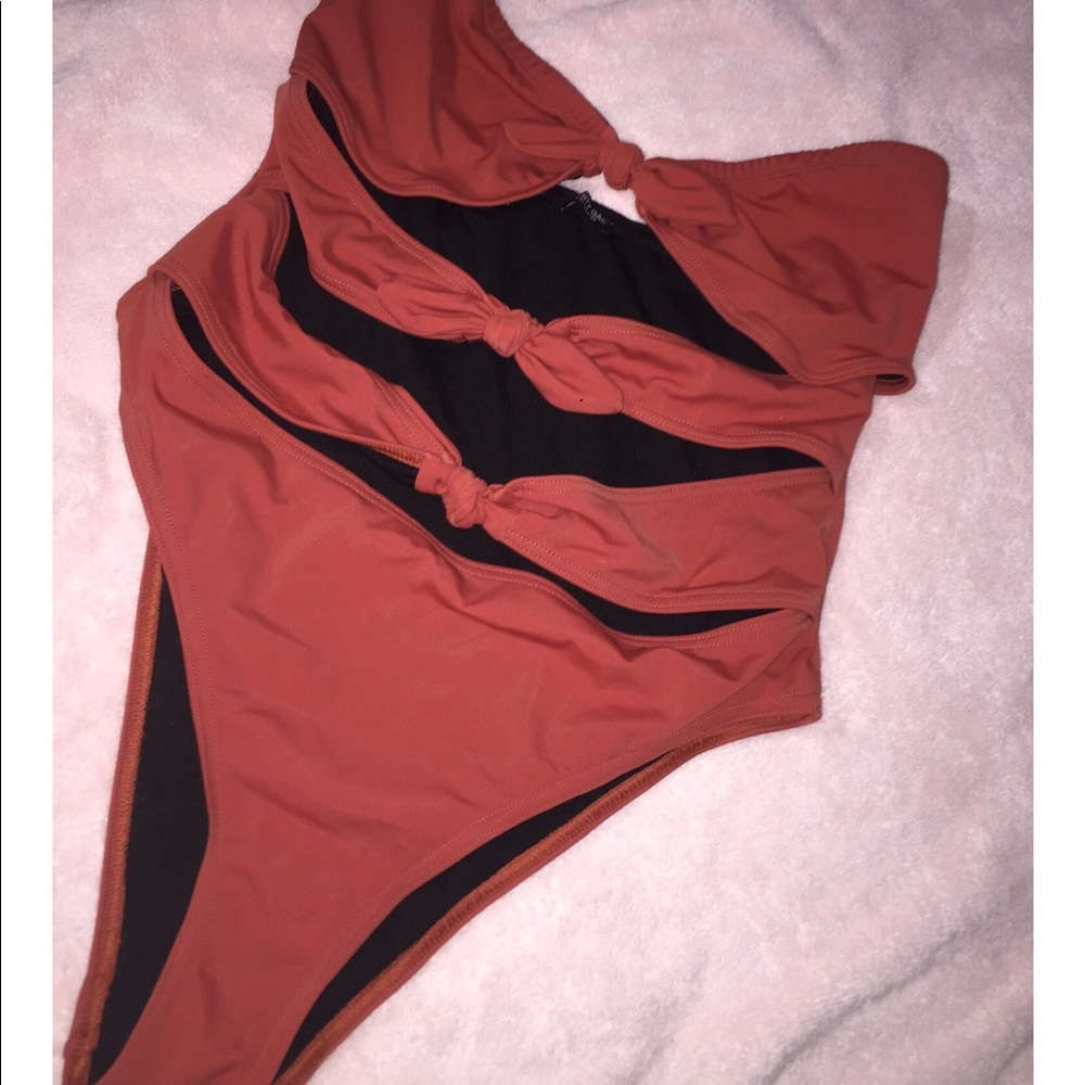One piece bathing suit - Picture 1 of 3